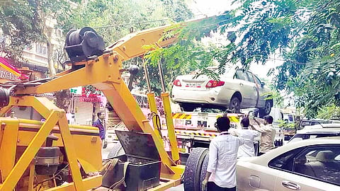 महापालिकेने उचलली बेवारस वाहने; तक्रारी पाठवण्याचे नागरिकांना आवाहन