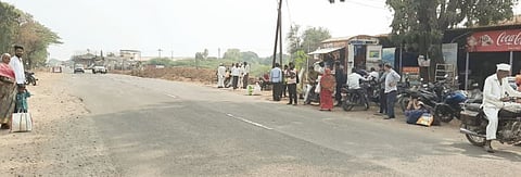 Pune : वाल्हे बसस्थानक पाडल्याने प्रवाशी उन्हातच