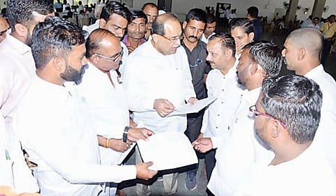 21 गावांच्या पाणीप्रश्नी मंत्री विखेंना साकडे !