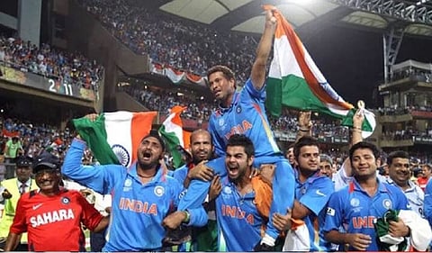 टीम इंडियाने २०११ विश्वचषक जिंकल्यानंतर विराट काेहलीने सचिनला आपल्या खांद्यावर घेऊन वानखेडे मैदानावर फेरी मारली होती.