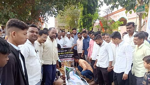 नाशिक: येवल्यात छगन भुजबळ यांची प्रतीकात्मक अंत्ययात्रा