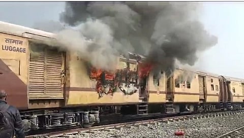 Nanded News : नांदेड रेल्वे स्थानकावर बोगीला आग; जीवितहानी टळली