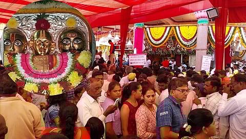 श्री दत्त दर्शनासाठी भाविकांची गर्दी