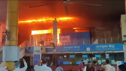 मुंबई : कुर्ला टर्मिनसमधील कॅन्टीनला आग