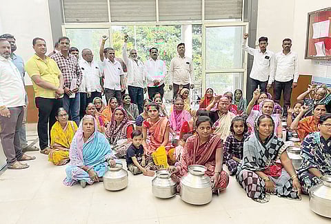 पिण्याच्या पाण्यासाठी पंचायत समितीच्या कार्यालयात हंडा मोर्चा