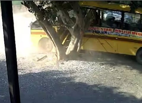 विद्यार्थ्यांच्या जीवाशी खेळ! पुण्यात स्कूल बस झाडाला धडकून अपघात