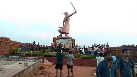 शिवरायांच्या पुतळ्याच्या दर्शनासाठी पर्यटकांची गर्दी