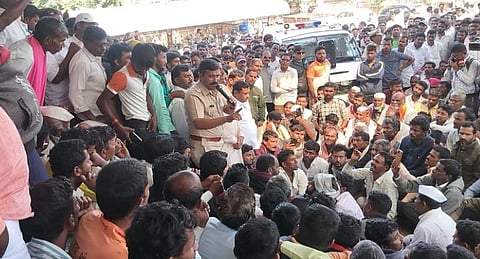 सोलापूर बाजार समितीमध्ये कांदा लिलाव बंद; शेतकरी आक्रमक