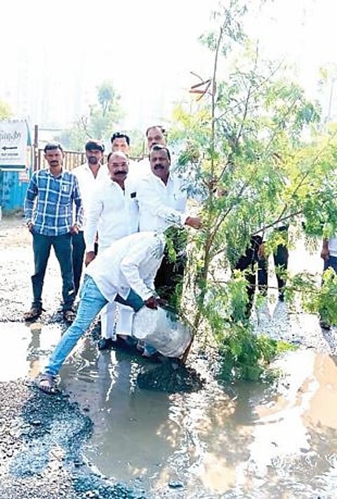 येवलेवाडीत खड्ड्यांत झाडे लावून अनोखा निषेध !