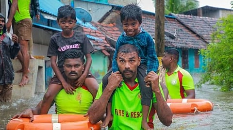 कन्याकुमारी जिल्ह्यात मुसळधार पावसानंतर पूरग्रस्त भागात अडकलेल्या मुलांना सुरक्षा
स्थळी नेताना अग्निशमन दलाचे कर्मचारी.