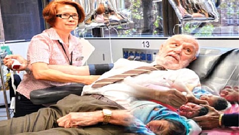 रक्तदान करून २४ लाख मुलांचे प्राण वाचवणारे आजोबा