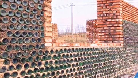 बाटल्यांचा वापर करून बनवले घर!