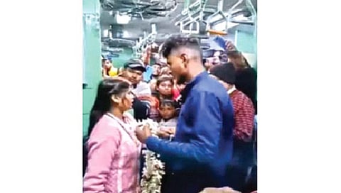 चक्क धावत्या रेल्वेत झाले लग्न!