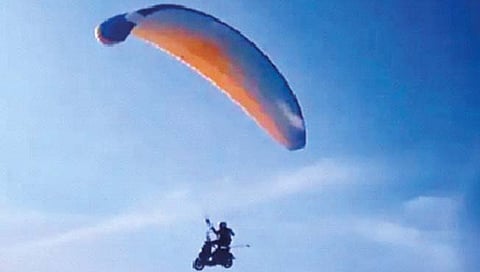 बाईकवर बसून केले पॅराग्लायडिंग
