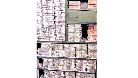 दहा कपाटात 300 कोटी! 37 पोती रोकड बाकी!!