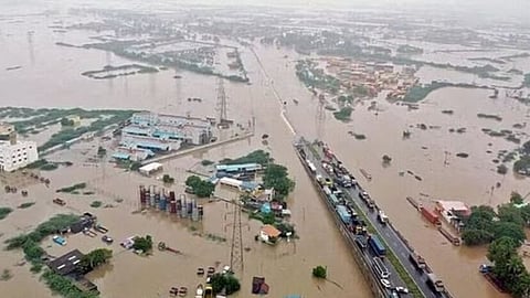 तामिळनाडूत पावसाचा कहर, ट्रेनमध्ये अडकलेल्या सुमारे ८०० प्रवाशांना बाहेर काढण्याचे प्रयत्न सुरु