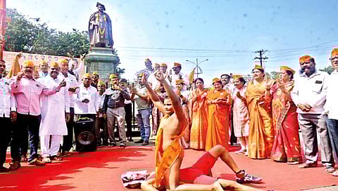 लंगोट्यातील पैलवानाकडून माजी मंत्री शेंडगे चितपट; सकल मराठा समाजाकडून वादग्रस्त वक्तव्याचा कुस्तीतून अनोख्या पद्धतीने निषेध