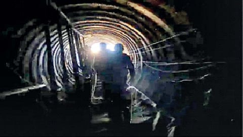 Isreal Hamas War : गाझात सापडला हमासचा सर्वात मोठा बोगदा; निवारागृहे अनेक चैनीच्या वस्तूंसह सॅटेलाईट फोनचीही सुविधा