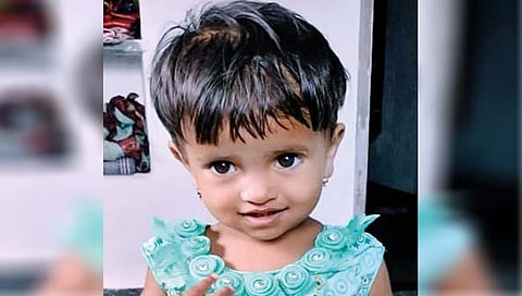 वडील कार मागे घेताना धडकून चिमुरडीचा मृत्यू