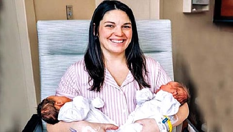 एक आई, दोन गर्भ अन् निरोगी जुळ्यांचा जन्म!