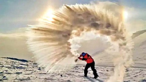 हवेत गरम पाणी फेकताच होतो बर्फ!