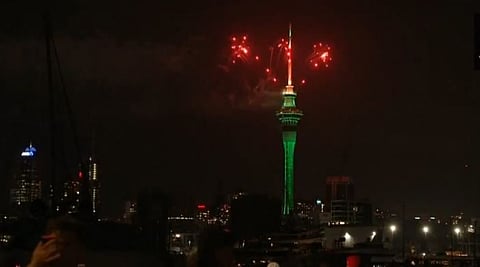 नवीन वर्ष प्रथम न्यूझीलंडमधील ऑकलंडमध्ये साजरे करण्यात आले. येथे नेत्रदीपक आतषबाजी करत नागरिकांनी नूतन वर्षाचे भव्य स्वागत केले.