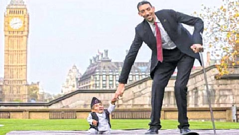 लंबू-टिंगूची ‘ती’ अविस्मरणीय भेट!