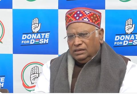 काँग्रेसच्या 'डोनेट फॉर देश' मोहिमे शुभारंभ प्रसंगी बाेलताना पक्षाध्यक्ष मल्लिकार्जुन खर्गे.