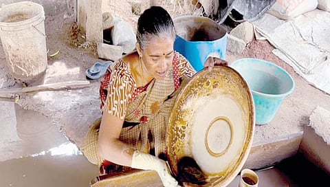 मातीतून सोने; दरवर्षी लाखोंची कमाई