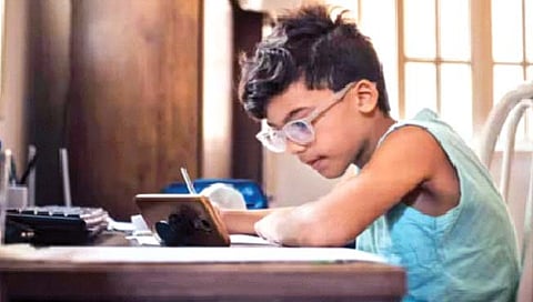 Mobile Addiction : मोबाईल देत आहे मुलांच्या चष्म्याला आमंत्रण