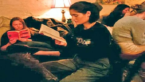 Reading party : वाचन संस्कृती वाढवण्यासाठी ‘रीडिंग पार्टी’चा ट्रेंड