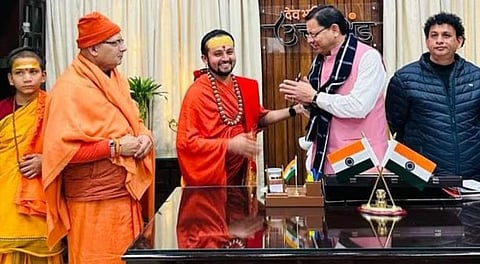 शंकराचार्यांच्या प्रतिनिधींनी आज ( दि.२४) उत्तराखंडचे मुख्यमंत्री पुष्कर सिंह धामी यांची भेट घेतली. त्यांना धामी यांनी चारधाम यात्रेसाठी शुभेच्छा दिल्या.