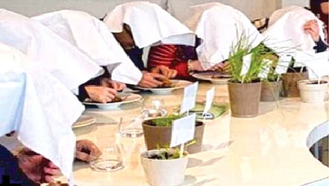 अशीही थाळी, जी चेहरा झाकून खाण्याची प्रथा!