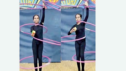 हुला हूप करीत सोडवले रुबिक्स क्यूबचे कोडे