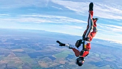 विमानातून उडी, तीही पॅराशूटशिवाय!