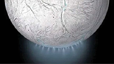 शनीच्या चंद्रावर बर्फाचे वेगवान फवारे