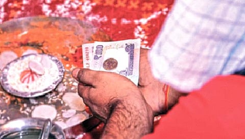 देणगी, आहेराच्या रकमेत रुपया का वाढवतात?