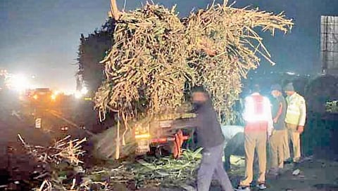 सातारा : ट्रकच्या धडकेत ट्रॅक्टरवरील दोघांचा मृत्यू