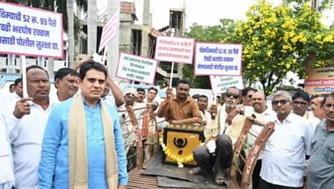 पीकविम्याची ५३ रुपये रक्कम घेण्यासाठी बैलगाडीतून आणली तिजोरी; शेतक-यांचा आंदोलनाने यवतमाळकरांचे लक्ष वेधले