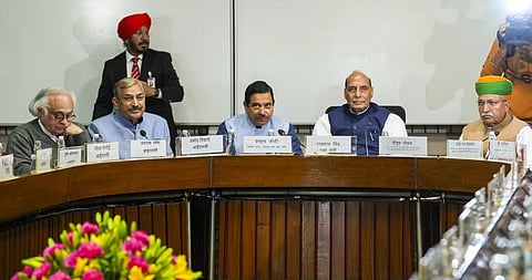 नवी दिल्लीत आज सर्वपक्षीय बैठक पार पडली. यावेळी केंद्रीय संरक्षण मंत्री राजनाथ सिंह, केंद्रीय कायदा आणि न्याय, संसदीय कार्य आणि संस्कृती राज्यमंत्री अर्जुन राम मेघवाल, केंद्रीय संसदीय कार्य, कोळसा आणि खाण मंत्री प्रल्हाद जोशी, काँग्रेसचे खासदार जयराम रमेश आणि प्रमोद तिवारी आदी.