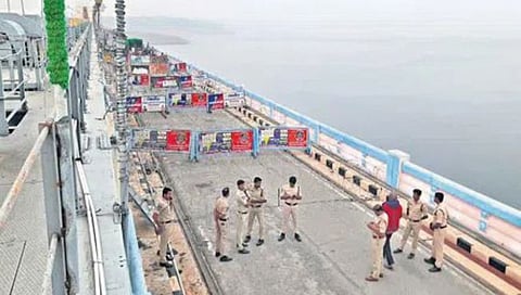 तेलंगणातील धरणावर आंध्रच्या पोलिसांचा ताबा