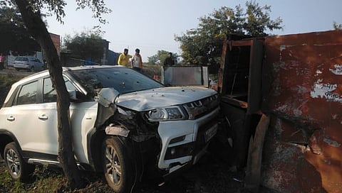 गेवराई पाडळसिंहून पाथर्डीकडे निघालेल्या कारचा भीषण अपघात; सुदैवाने जीवितहानी नाही