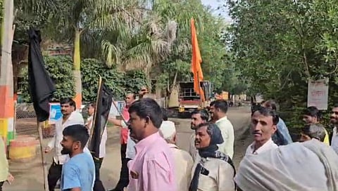 बीड : धारूर तालुक्यात ‘शासन आपल्या दारी’ कार्यक्रमाच्या वाहनांना मराठा समाजाकडून काळे झेंडे दाखवून निषेध