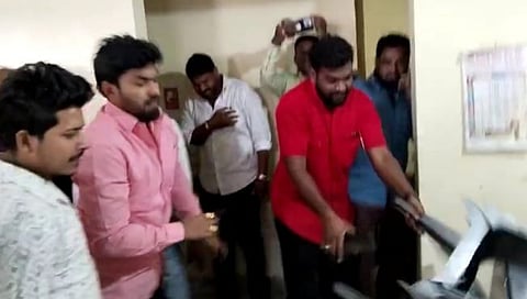 चंद्रपुरात पीक विमा देण्यास टाळाटाळ करणाऱ्या कंपनीच्या कार्यालयाची तोडफोड