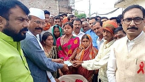 हिंगोली: हिवरा जाटू येथे पालकमंत्र्यांकडून पिकांची पाहणी, गोजेगाव येथील मृताच्या कुटुंबाला धनादेश सुपूर्त