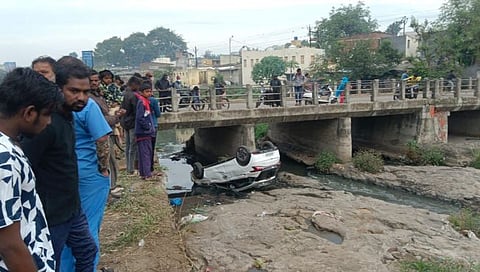Nashik News : चालकाचे नियंत्रण सुटल्याने कार नंदिनी नदी पात्रात कोसळली