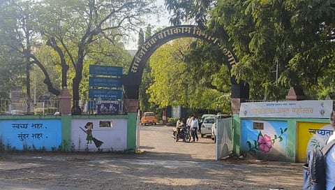 Jalgaon News : बांधकाम विभागाच्या कार्यालयात राडा? धारधार हत्यारांचा वापर