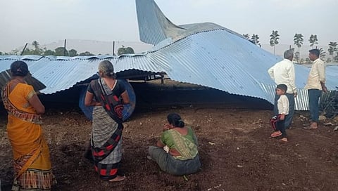 Dhule News : चिकसेत जोरदार वावटळीमुळे उडालं शेड, शेतकरी पती-पत्नी थोडक्यात बचावले