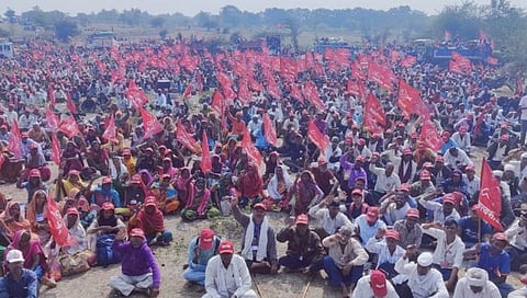 नाशिकच्या वेशीवर लाल वादळाचा विसावा, २०० किलोमीटरचे अंतर पार