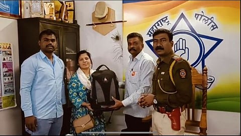 Nashik News : रिक्षात विसरलेली बॅग महिला प्रवासीला परत, रिक्षाचालकाचे कौतुक